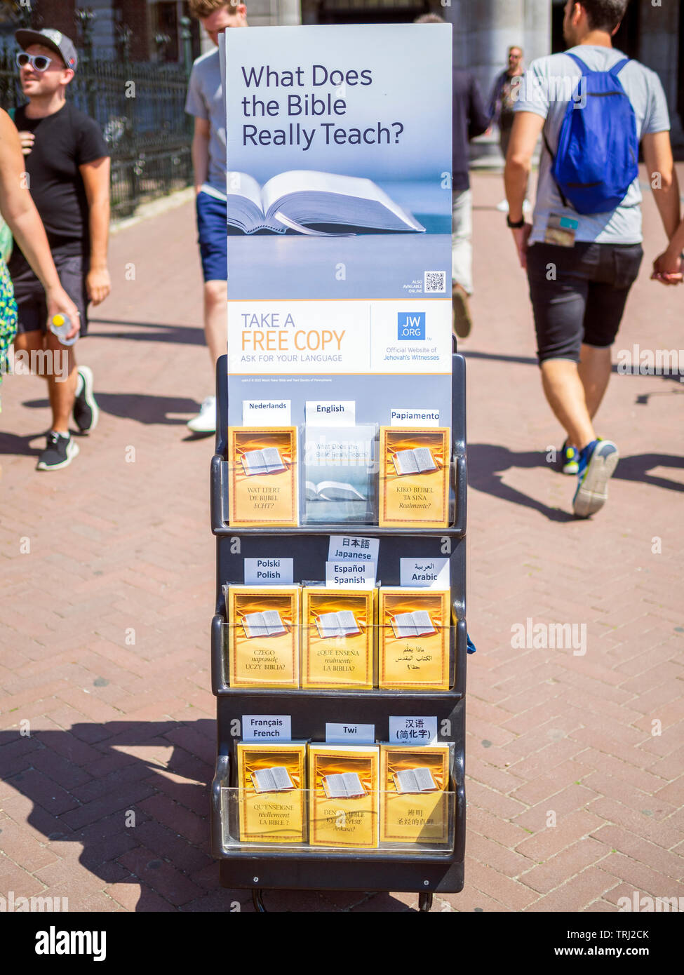 Jehovas zeugen flugblätter Fotos und Bildmaterial in hoher Auflösung