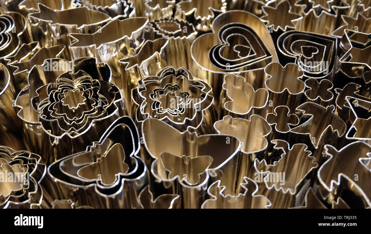 Nahaufnahme von einer Vielzahl von metallischen kochen Messer in verschiedenen Formen. Stockfoto