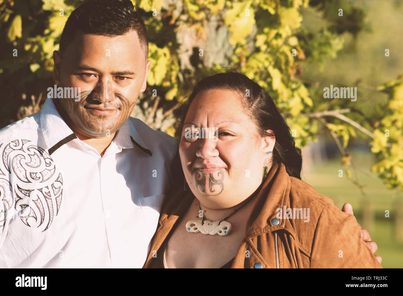 Porträt eines attraktiven Maori Paar genommen im Freien Stockfoto