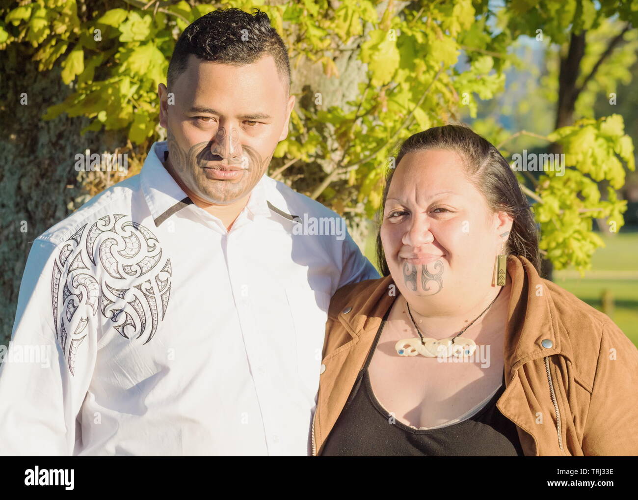 Porträt eines attraktiven Maori Paar genommen im Freien Stockfoto