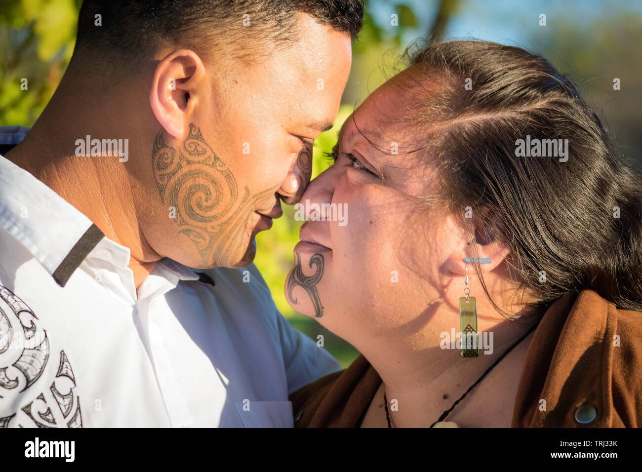Portrait einer attraktiven jungen Maori Paar starrte in die Augen im Freien eingenommen Stockfoto