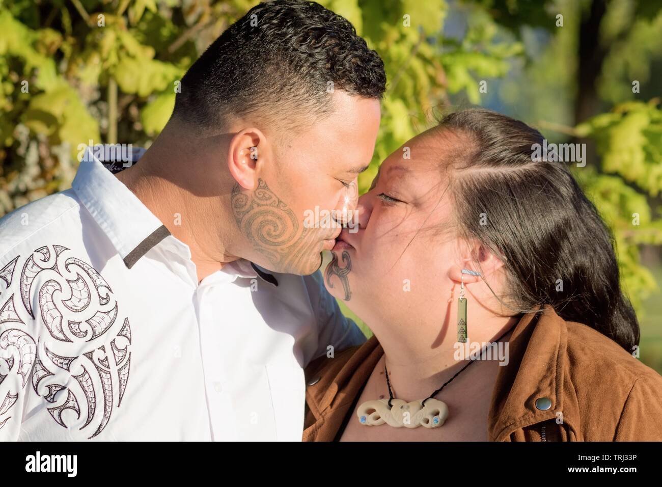 Porträt eines attraktiven Maori paar Küssen genommen im Freien Stockfoto
