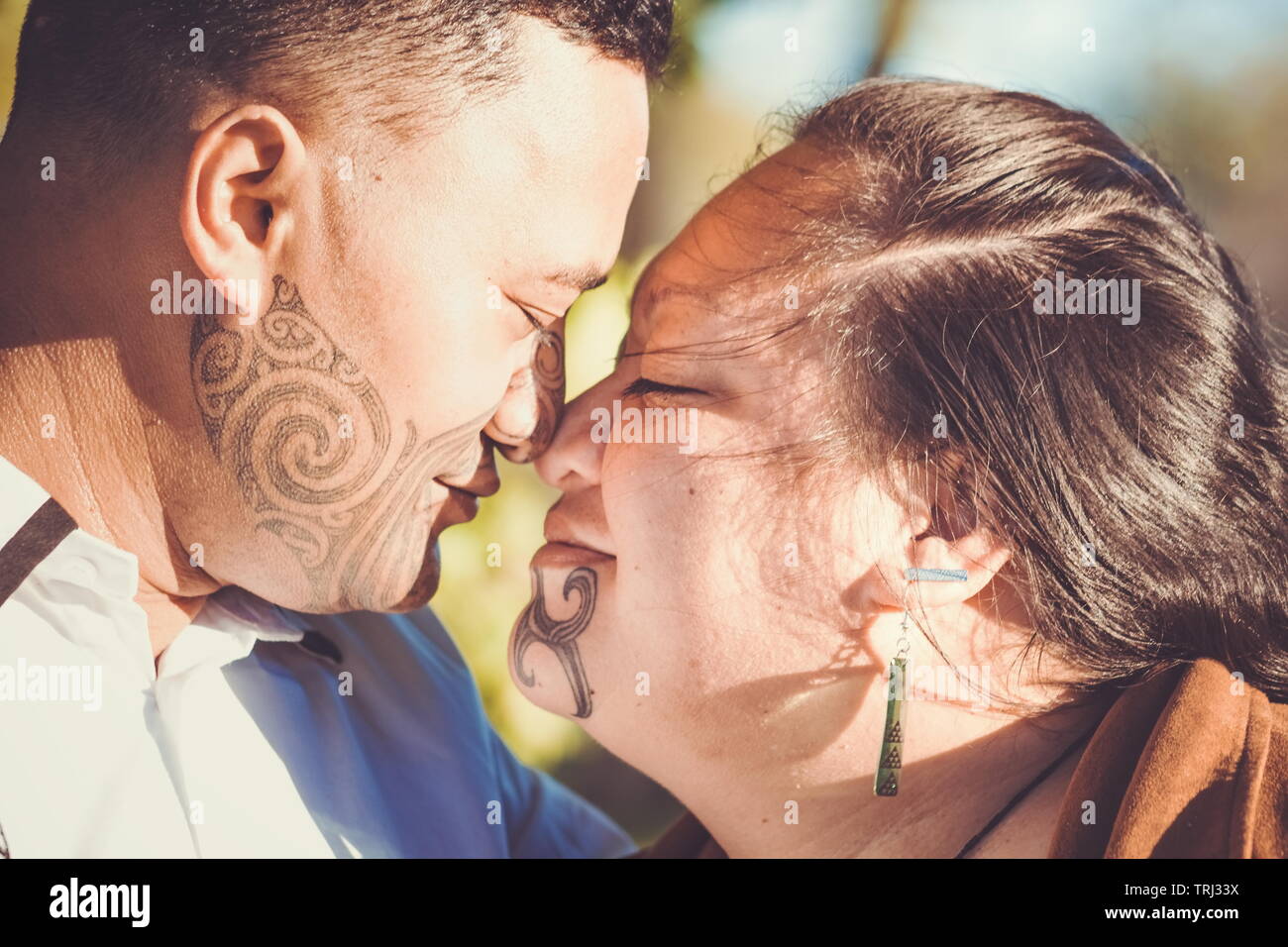 Porträt eines attraktiven Maori Paar in einem traditionellen Hongi angeschlossen Stockfoto