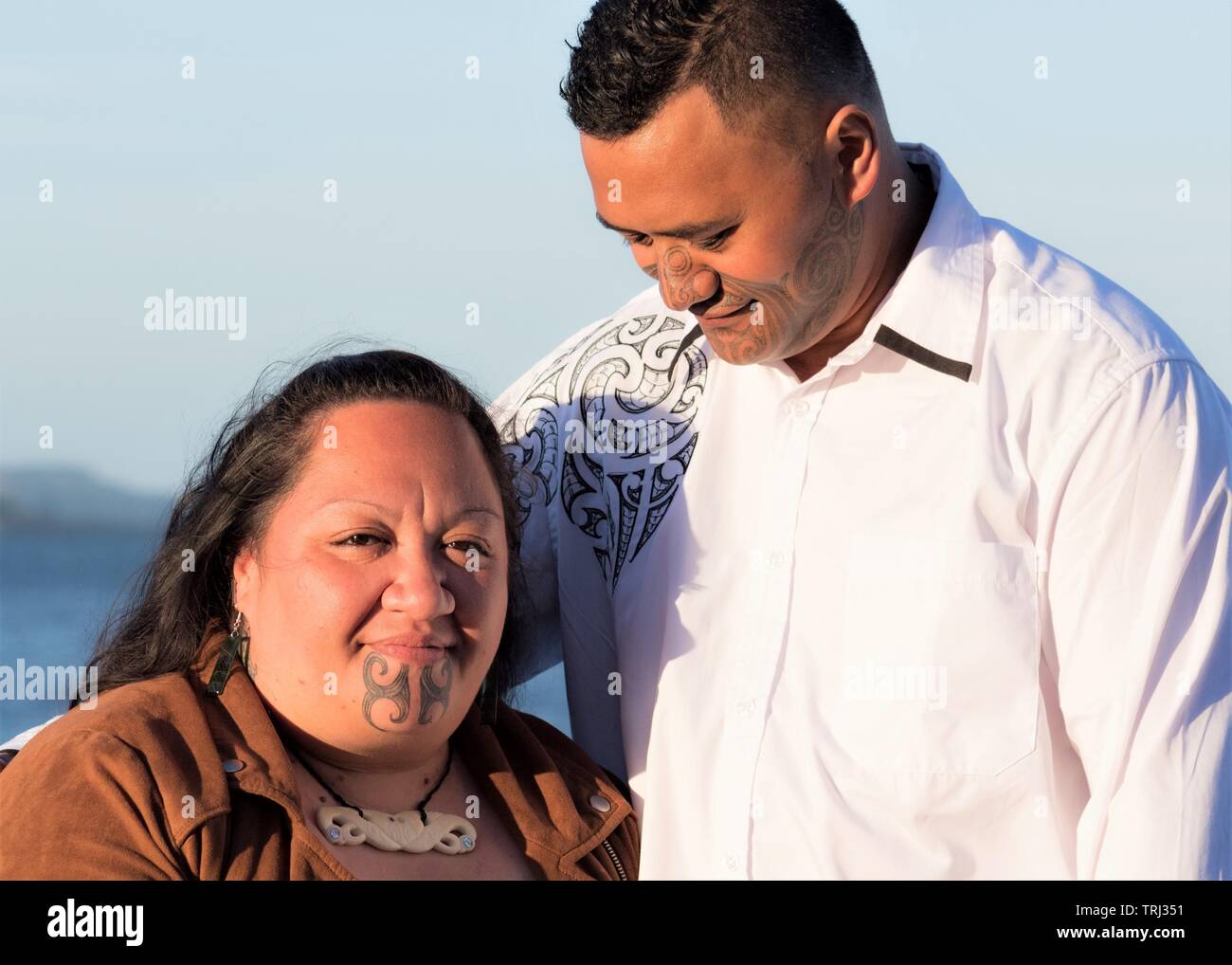 Porträt eines attraktiven Maori Paar genommen im Freien Stockfoto
