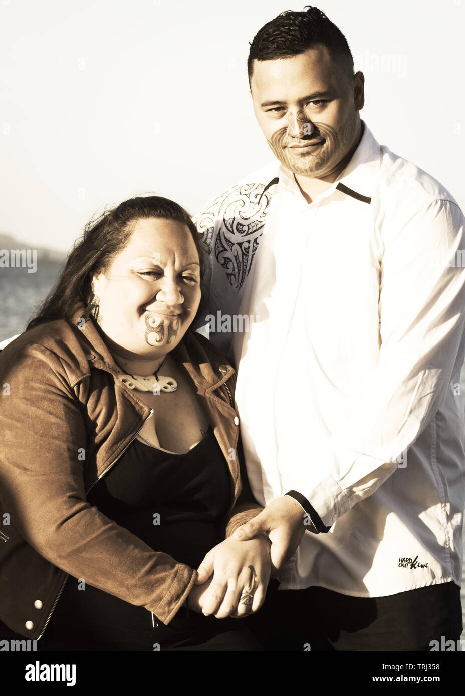 Porträt eines attraktiven Maori Paar genommen im Freien Stockfoto