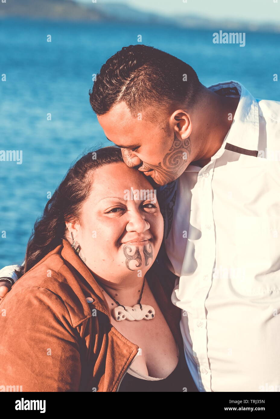 Porträt eines attraktiven Maori Paar genommen im Freien Stockfoto