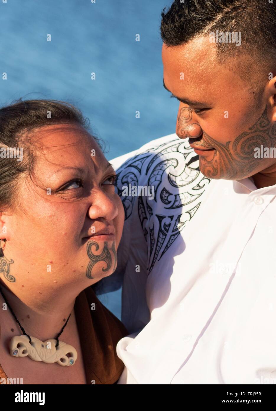 Porträt eines attraktiven Maori Paar genommen im Freien Stockfoto