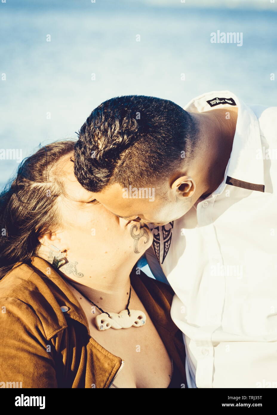 Porträt eines attraktiven Maori Paar genommen im Freien Stockfoto