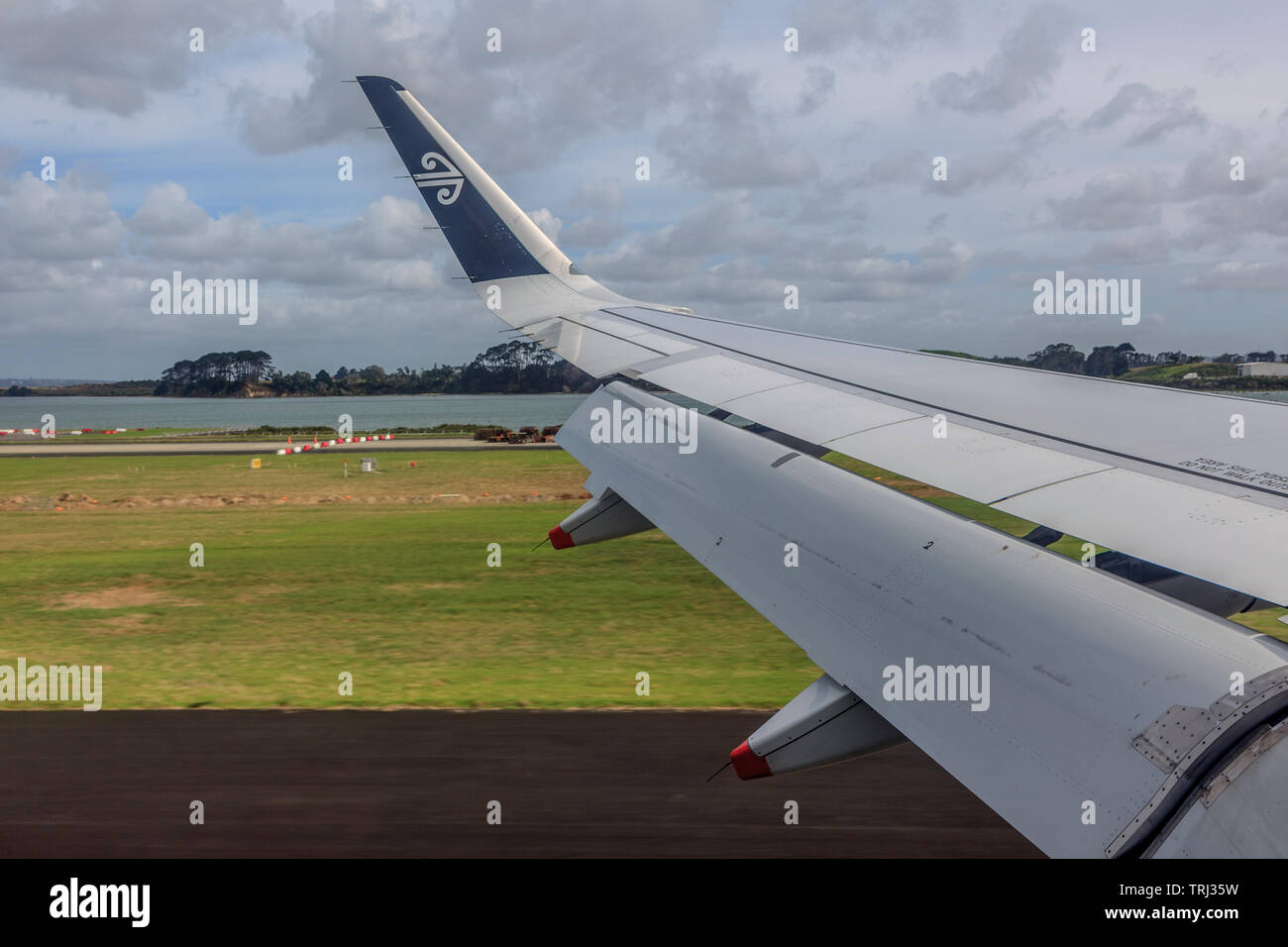 Winglet an der Spitze des Flügels mit Klappen nach unten für die Landung Stockfoto