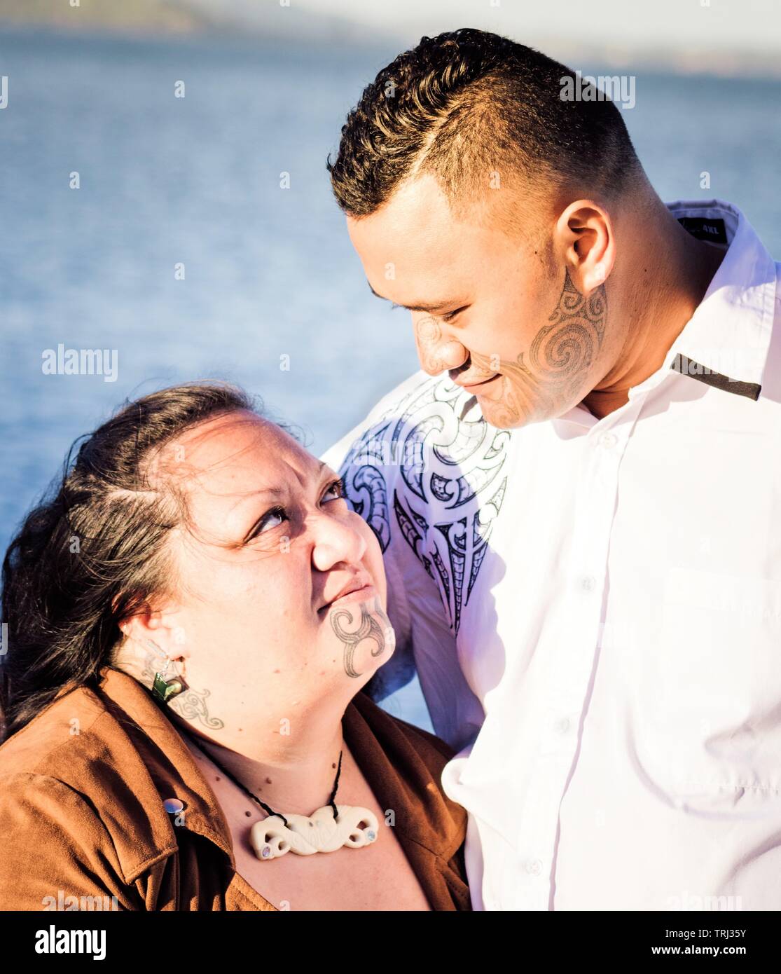 Porträt von einem Maori Paar an jedem anderen Suchen Stockfoto