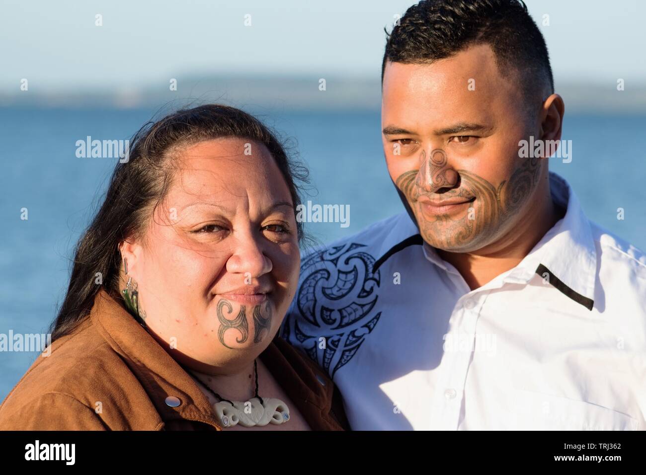 Porträt eines attraktiven Maori Paar genommen im Freien Stockfoto