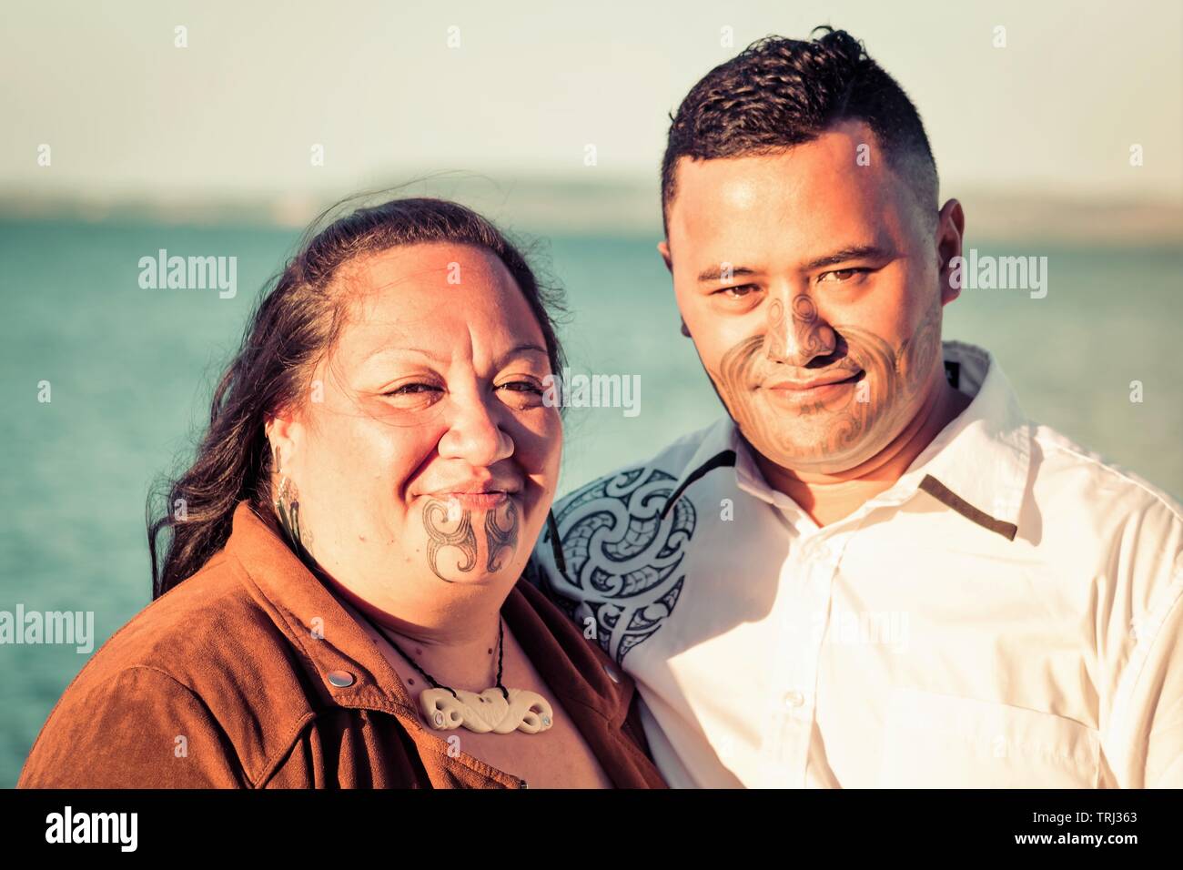 Porträt eines attraktiven Maori Paar genommen im Freien Stockfoto