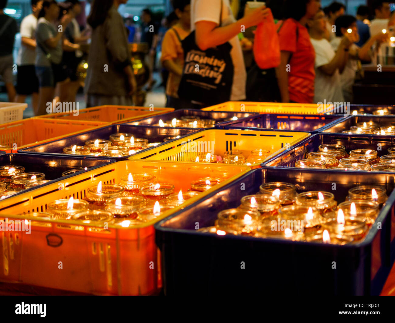 Singapur, 18. Mai 2019 - Nahaufnahme von Öllampen im Vordergrund Vesak Day feiern auf der Bright Hill Tempel. Stockfoto