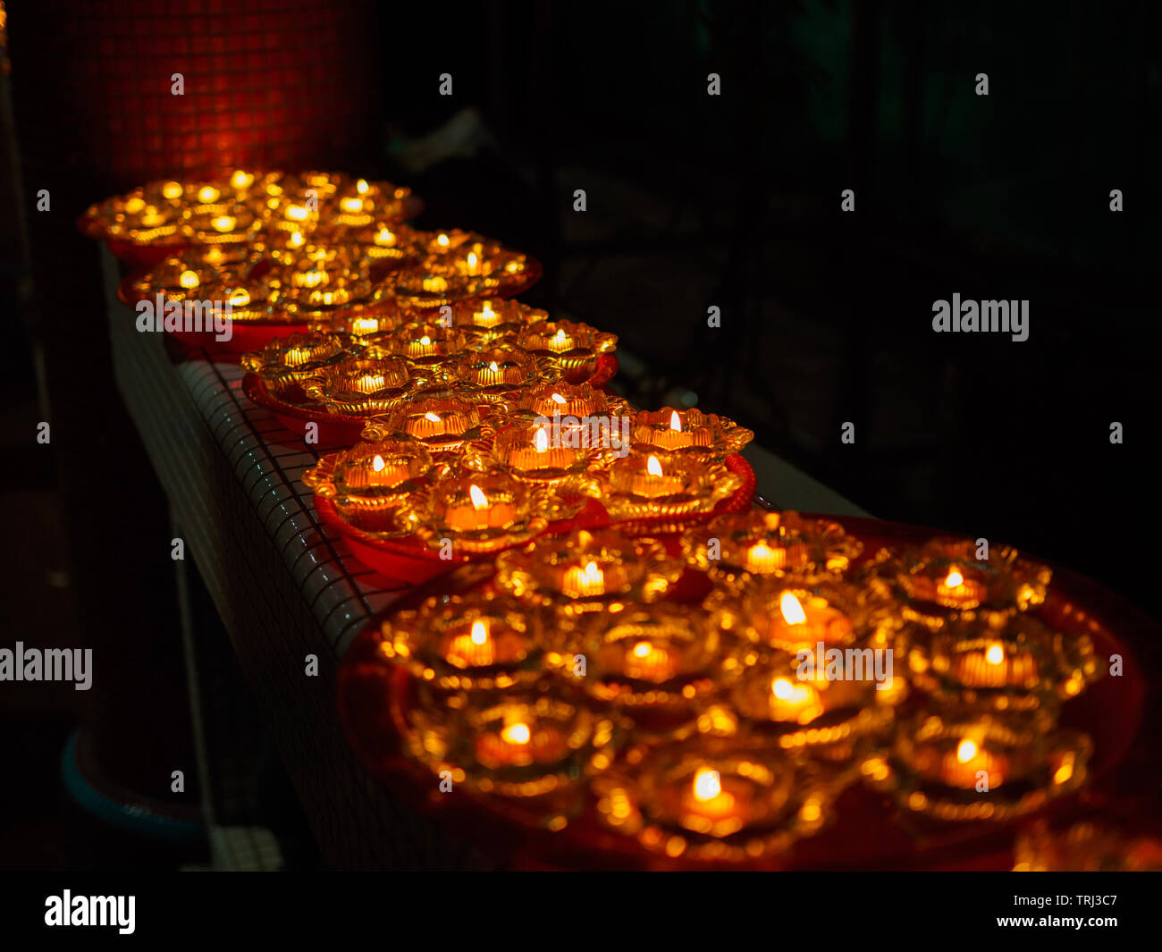 Singapur, 18. Mai 2019 - Nahaufnahme von einer Reihe von buddhistischen Öllampen in einem Tempel in der Vesak Day feiern. Öllampen symbolisieren Weisheit und Erleuchtung. Stockfoto