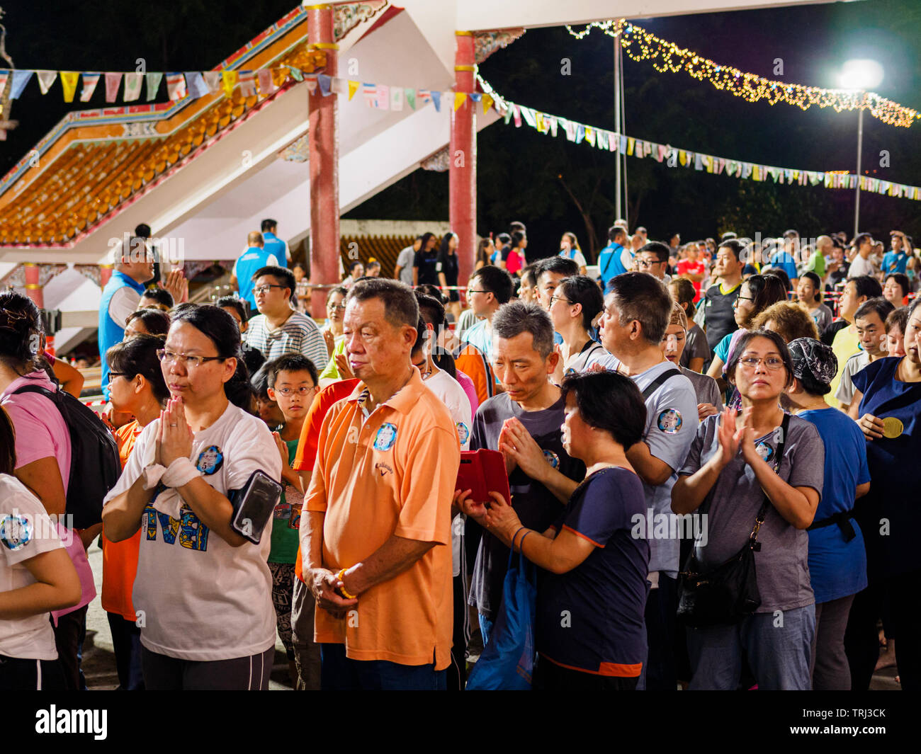 Singapur, 18. Mai 2019 - eine Schar von Anhängern in der Warteschlange die drei Schritte ein Bug Ritual auf der Bright Hill Tempel auf Vesak Tag ausführen Stockfoto
