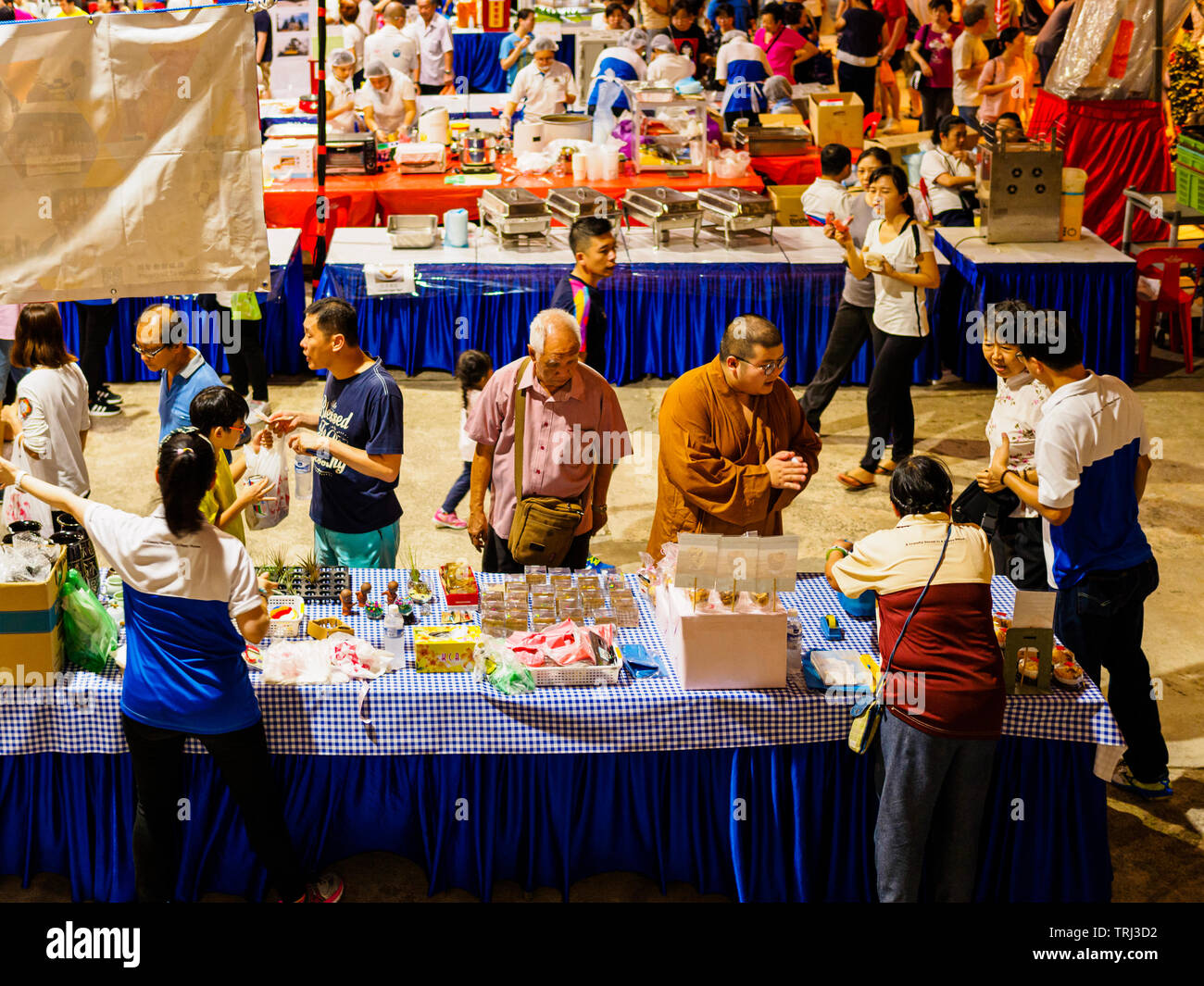 Singapur, 18. Mai 2019 - Devotees und Mönche durchsuchen Sie die Vesak Day Night Market in Bright Hill Tempel (Kong Meng San Phor Kark siehe ). Stockfoto