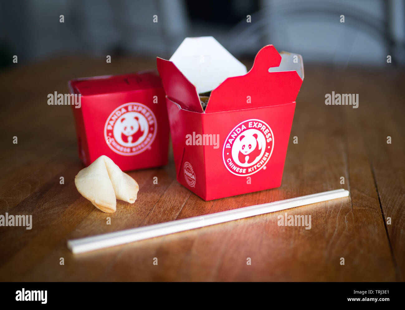 Takeout Boxen von Kung Pao Huhn von Panda Express Restaurant, ein Fortune cookie und chopstocks. Stockfoto
