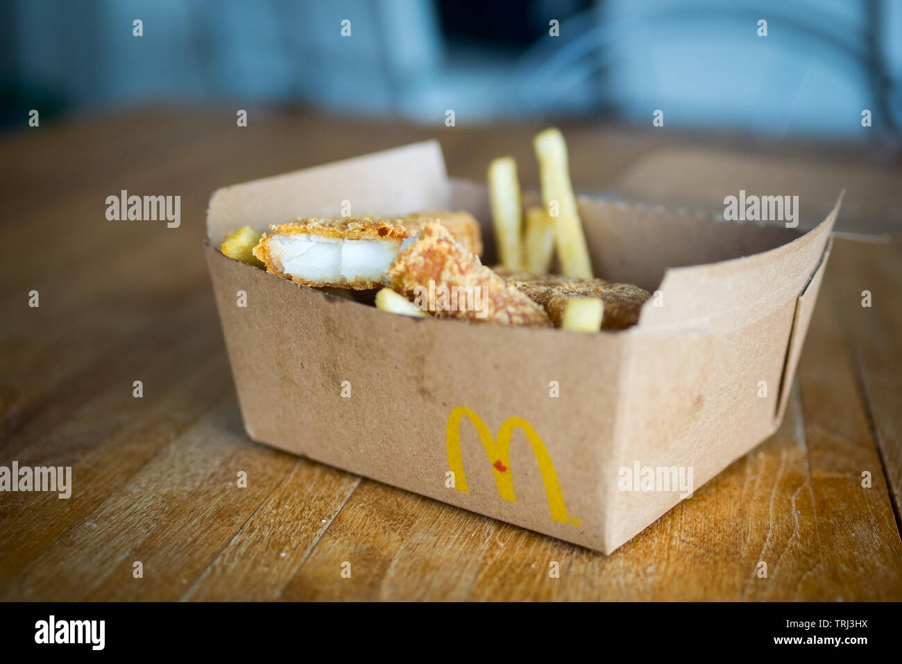 Eine Box von Mcdonald's Fish & Chips (Fisch und Pommes). Stockfoto