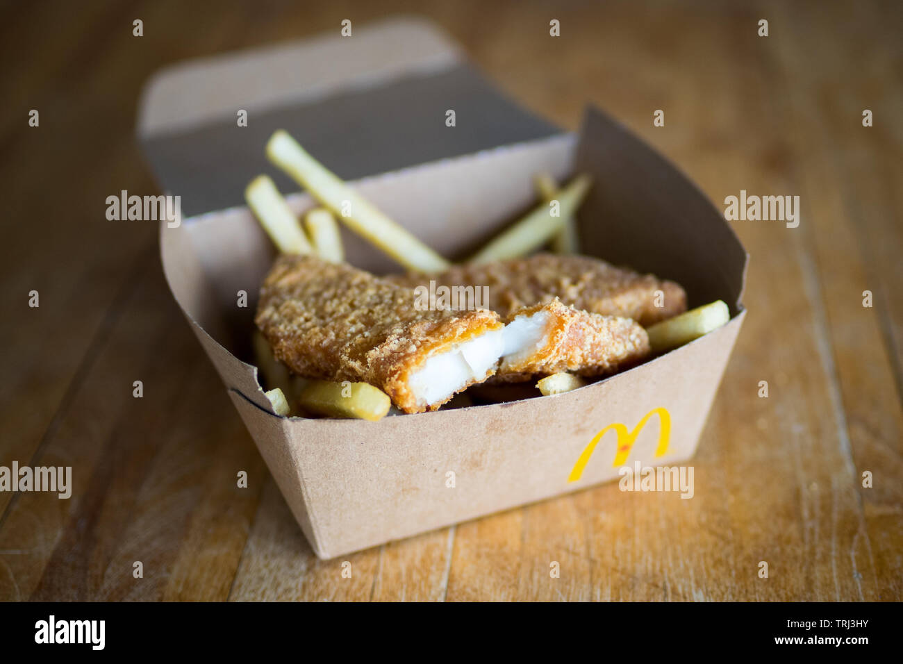 Eine Box von Mcdonald's Fish & Chips (Fisch und Pommes). Stockfoto
