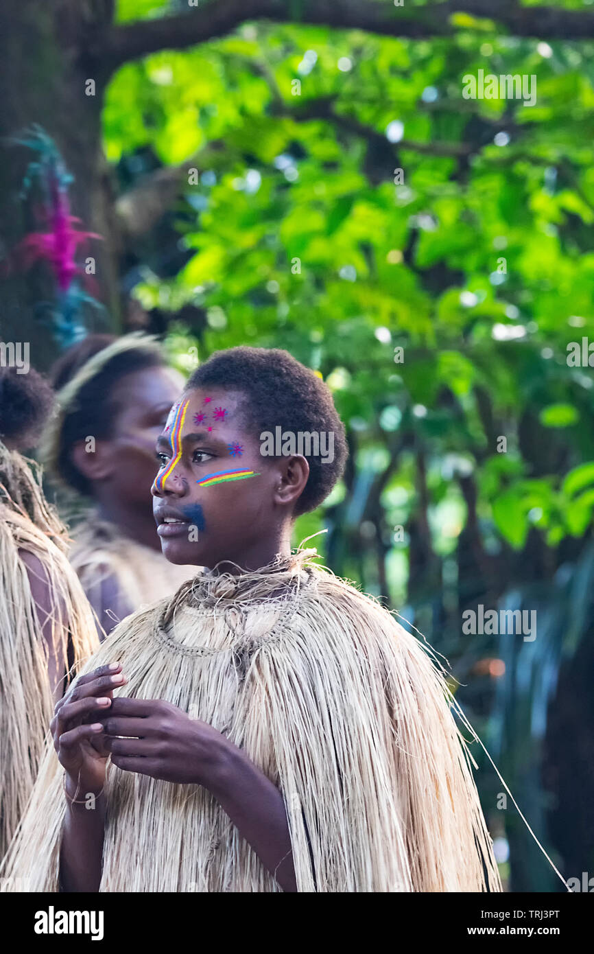 Die traditionellen Begrüßungszeremonie von einheimischen Gras tragen Röcke, Insel Tanna, Vanuatu, Melanesien Stockfoto