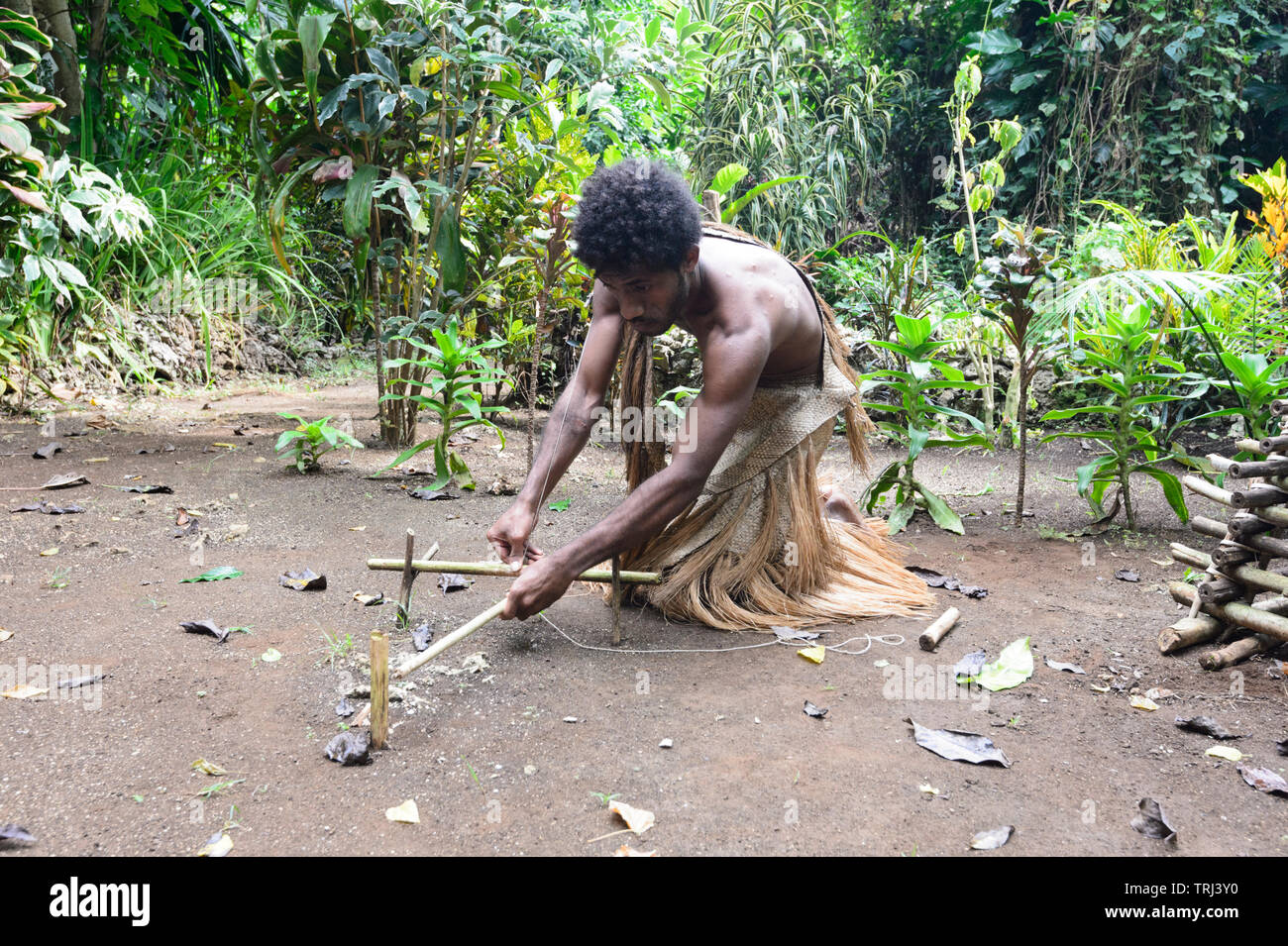 Junge tribal Mann zeigen, wie ein Tier trap, Pepeyo Cultural Village, Port Vila, Efate Island, Vanuatu, Melanesien Stockfoto