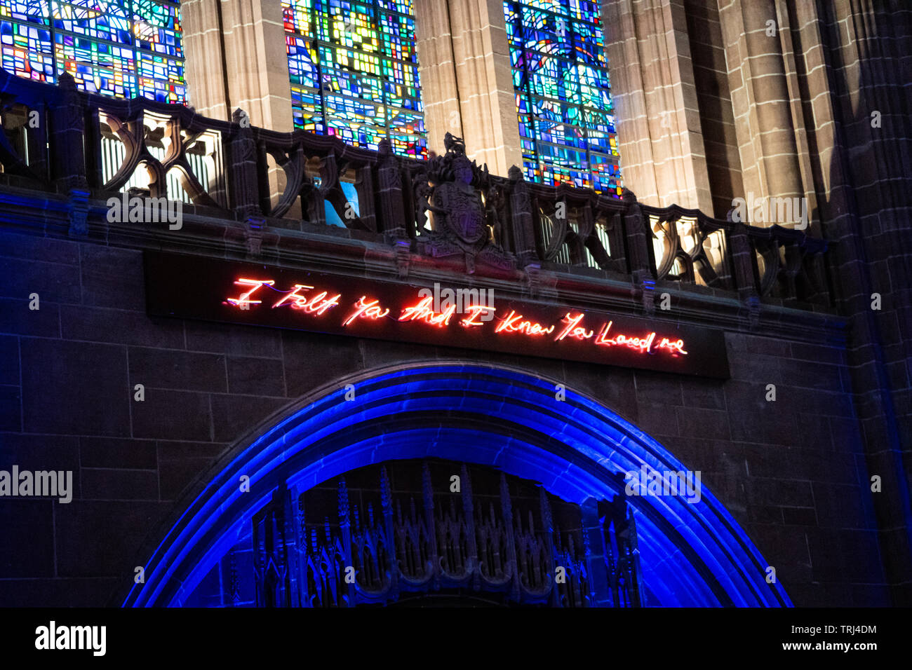 Neon Schild "Ich glaubte, du und ich wissen, dass Du mich geliebt' innen Kathedrale von Liverpool, Liverpool, UK Stockfoto