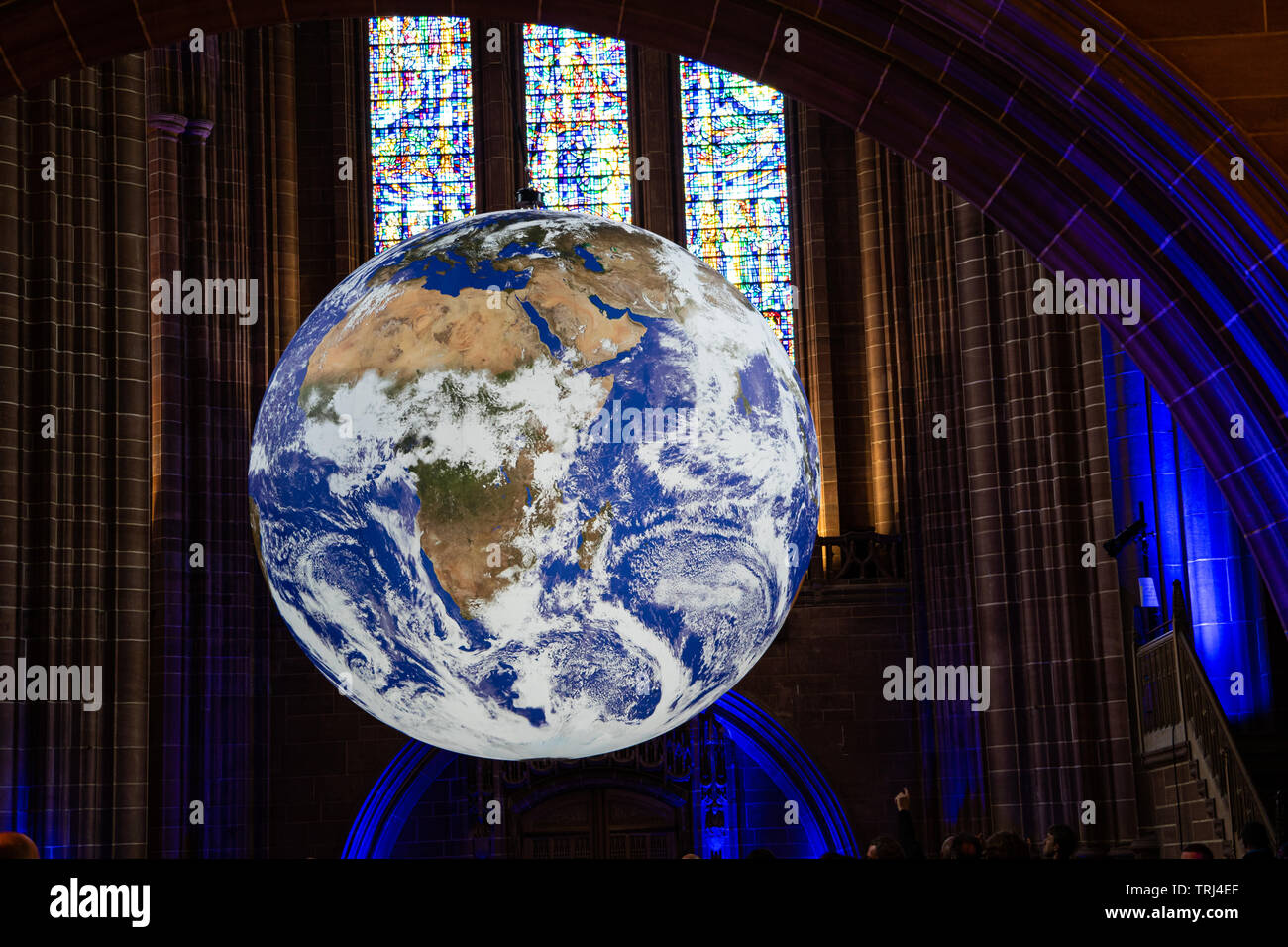 Gaia, 23 ft Replik der Erde, nach Künstler Luke Jerram, in der Kathedrale von Liverpool, Liverpool, UK angezeigt Stockfoto