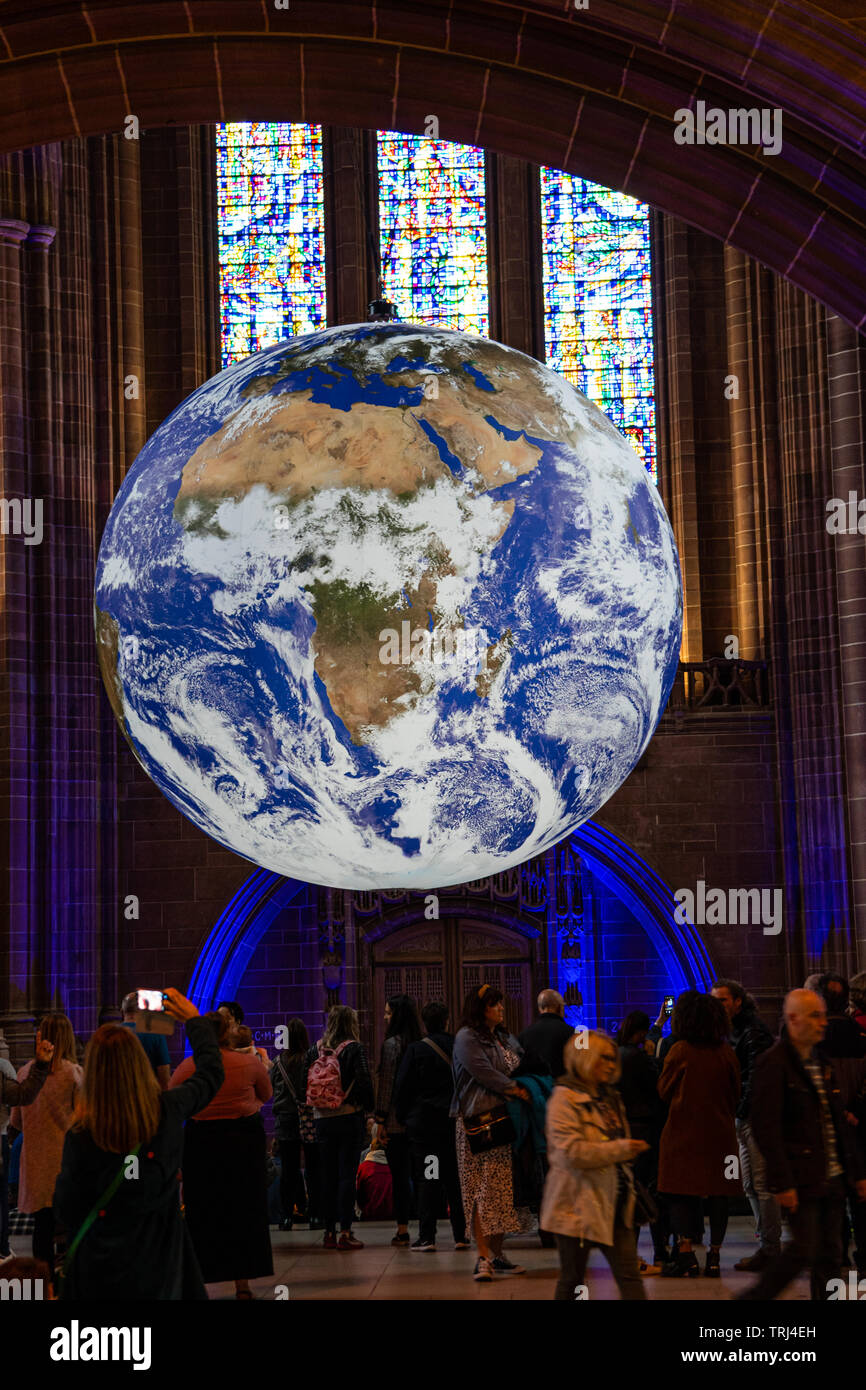 Gaia, 23 ft Replik der Erde, nach Künstler Luke Jerram, in der Kathedrale von Liverpool, Liverpool, UK angezeigt Stockfoto
