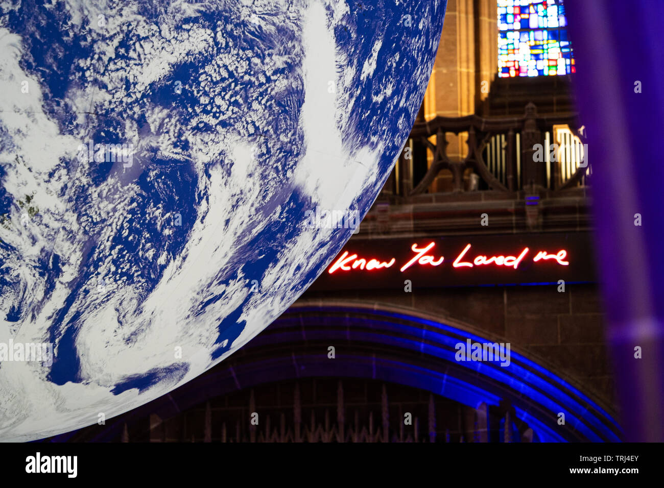 Gaia, 23 ft Replik der Erde, nach Künstler Luke Jerram, in der Kathedrale von Liverpool, Liverpool, UK angezeigt. Leuchtreklame sagt: "Wissen Sie, der mich liebte' Stockfoto