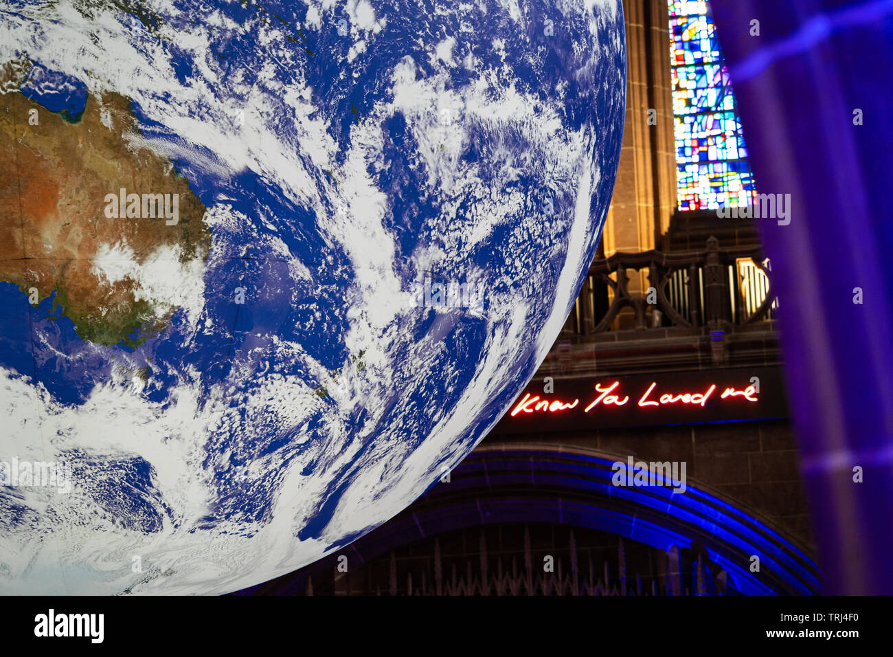 Gaia, 23 ft Replik der Erde, nach Künstler Luke Jerram, in der Kathedrale von Liverpool, Liverpool, UK angezeigt. Leuchtreklame sagt: "Wissen Sie, der mich liebte' Stockfoto