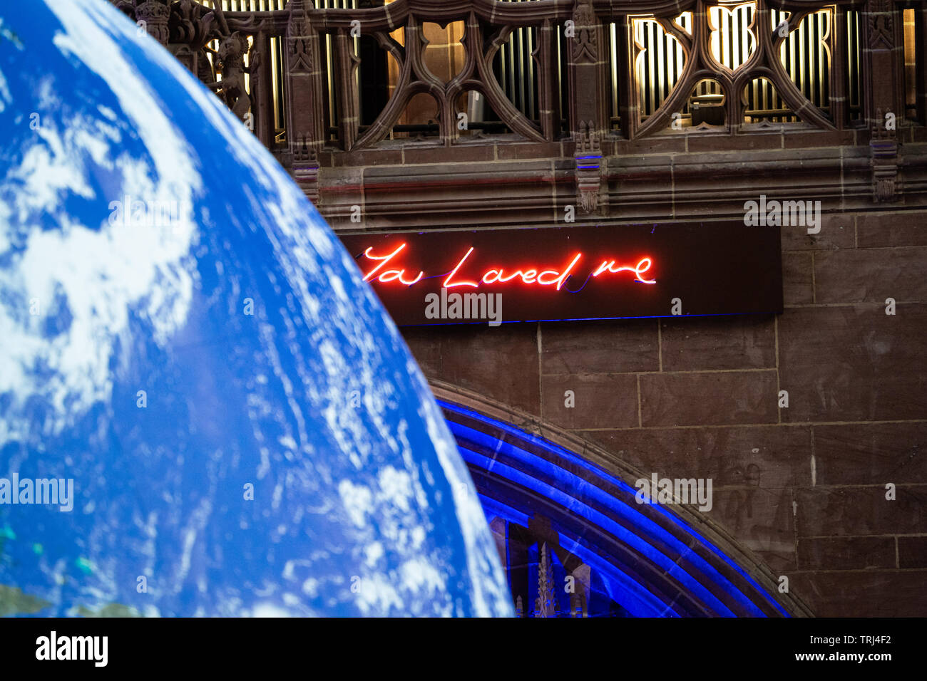Gaia, 23 ft Replik der Erde, nach Künstler Luke Jerram, in der Kathedrale von Liverpool, Liverpool, UK angezeigt. Leuchtreklame sagt "Du mich geliebt" Stockfoto