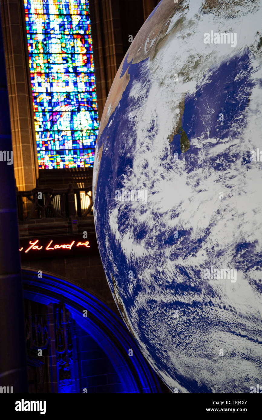 Gaia, 23 ft Replik der Erde, nach Künstler Luke Jerram, in der Kathedrale von Liverpool, Liverpool, UK angezeigt. Leuchtreklame sagt "Du mich geliebt" Stockfoto