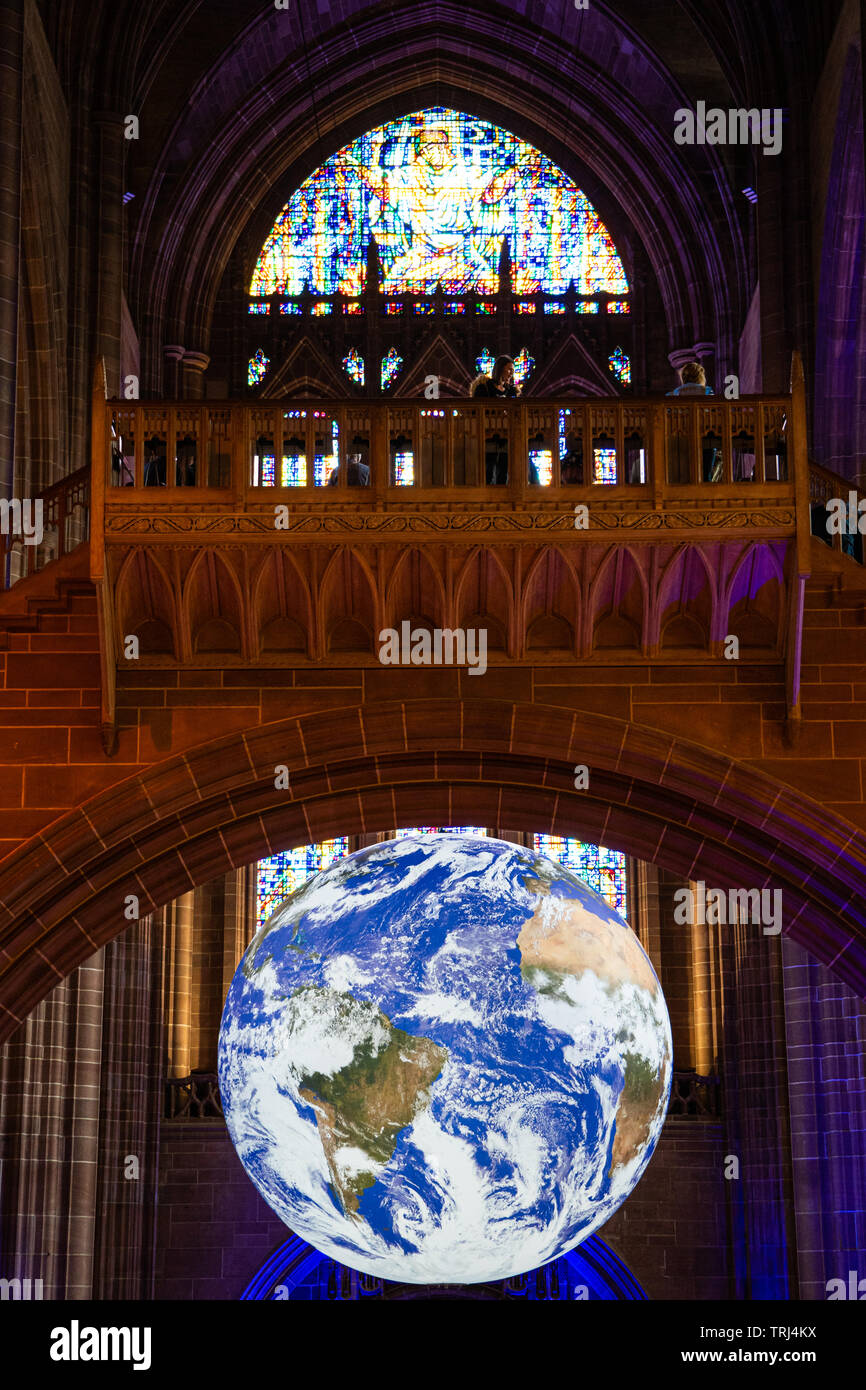 Gaia, 23 ft Replik der Erde, nach Künstler Luke Jerram, unter der Brücke in Dulverton Kathedrale von Liverpool, Liverpool, UK angezeigt Stockfoto
