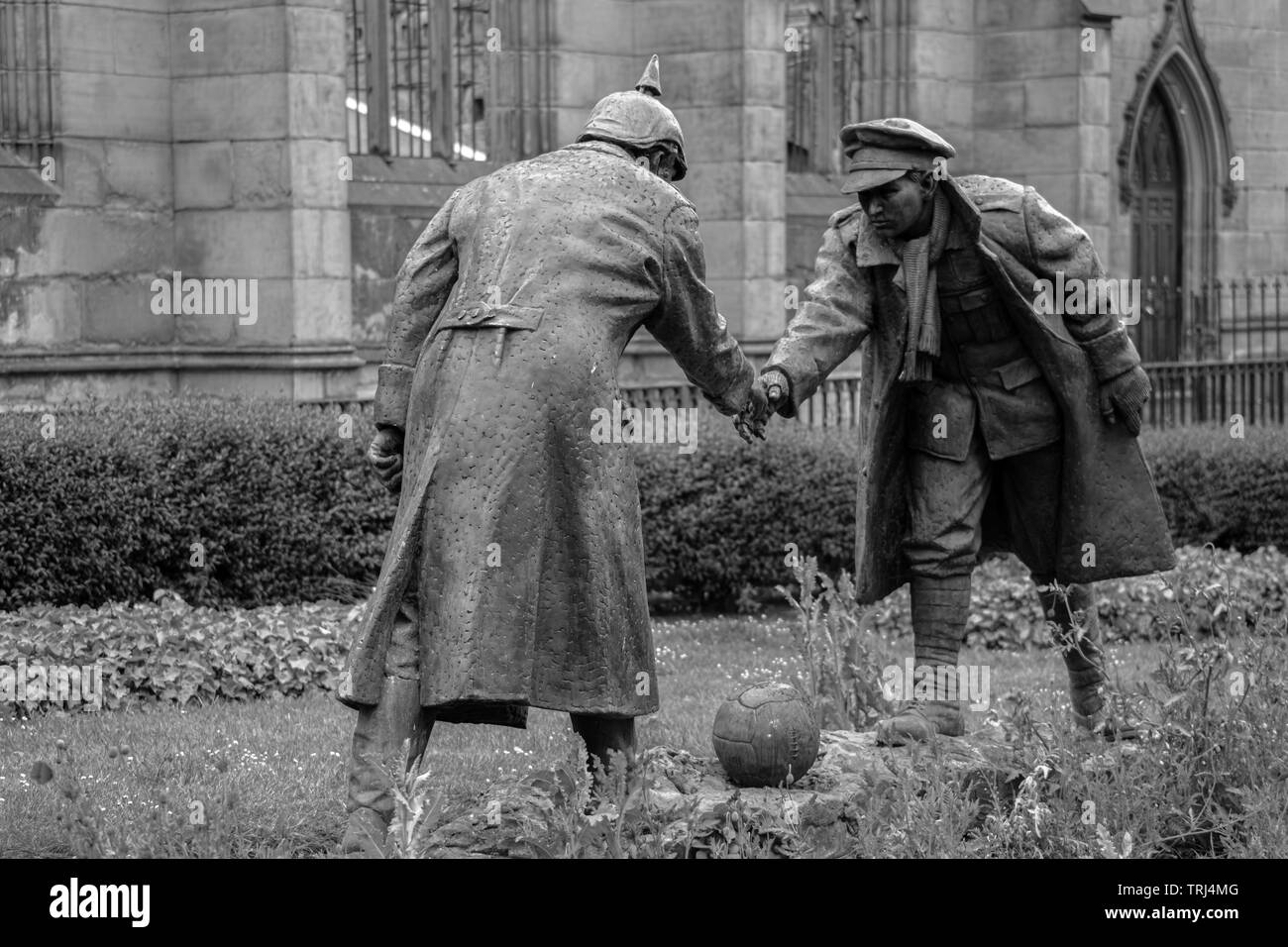 Weihnachten Waffenstillstand Statue 'All Together Now' von Andrew Edwards, zum Gedenken an den Ersten Weltkrieg Weihnachten Waffenstillstand und Fußballspiel, bei St Luke's Church, Liverpool Stockfoto