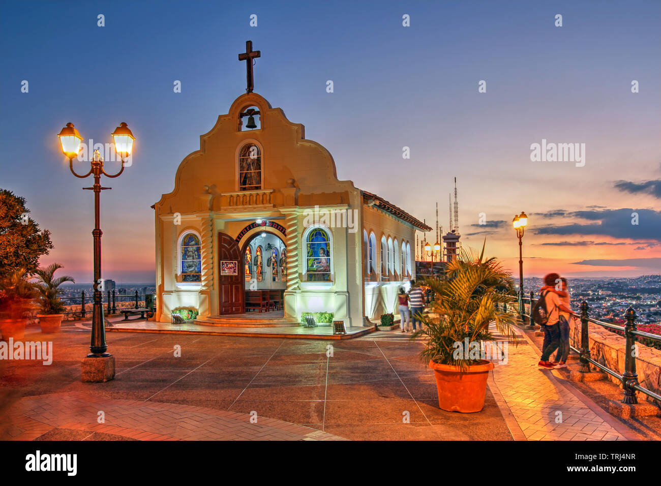 Kapelle von Santa Ana auf Santa Ana Hill bei einem herrlichen Sonnenuntergang in Guayaquil, Ecuador. Stockfoto