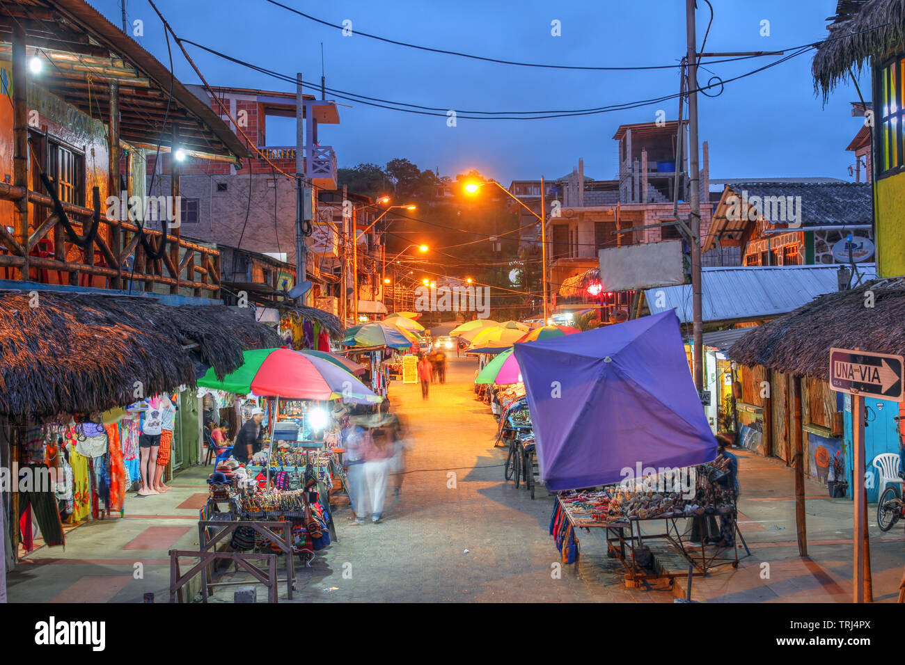 Nacht Szene mit Street Market in dem kleinen Ferienort Montanita, Ecuador Stockfoto