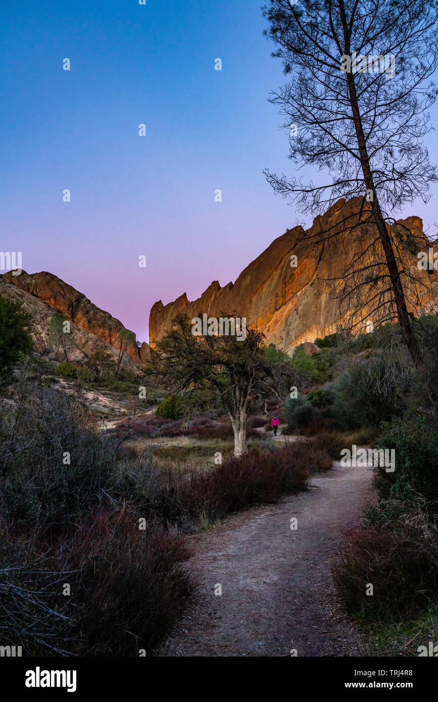 Frau wandern auf einem Trail in Pinnacles National Park in Kalifornien während des Sonnenuntergangs. Stockfoto