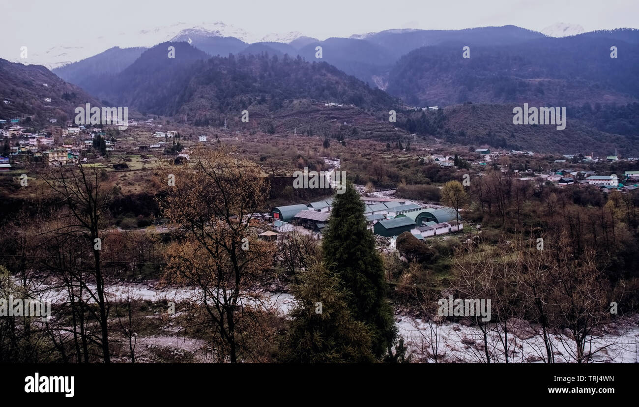 Panorama, Lachung Tal, Lachung, Fluss, vorbei, durch, Militär, Cantonment, schneebedeckte Berge, Felder, Nord Sikkim, Indien. Stockfoto