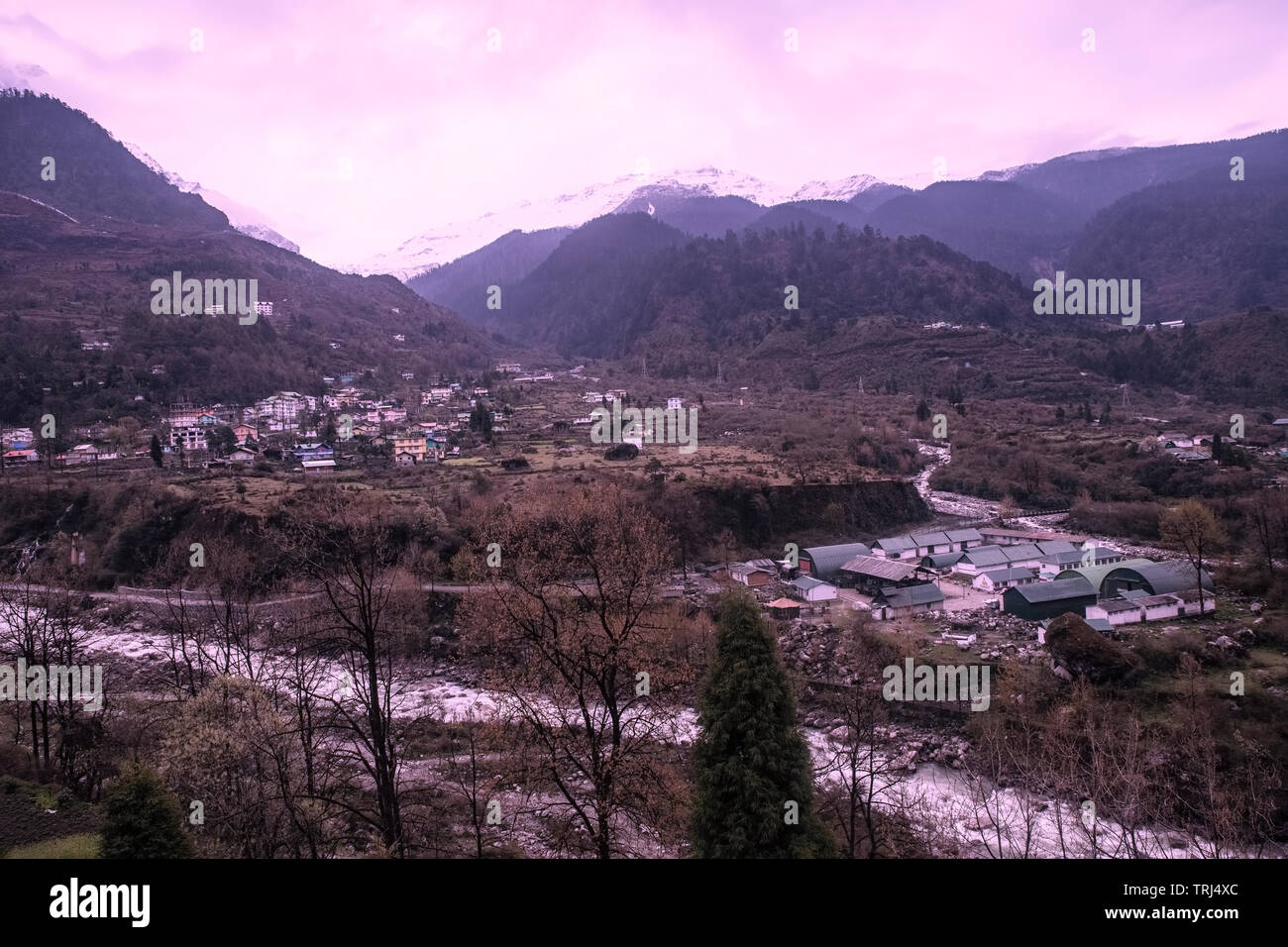 Landschaft, langsame, fließende, Lachung, Fluss, sowcapped, in den Bergen, ruhigen Tal, Umweltfreundlich, ökologisch, Umwelt, Lachung, hill station,Sikkim, ICH Stockfoto