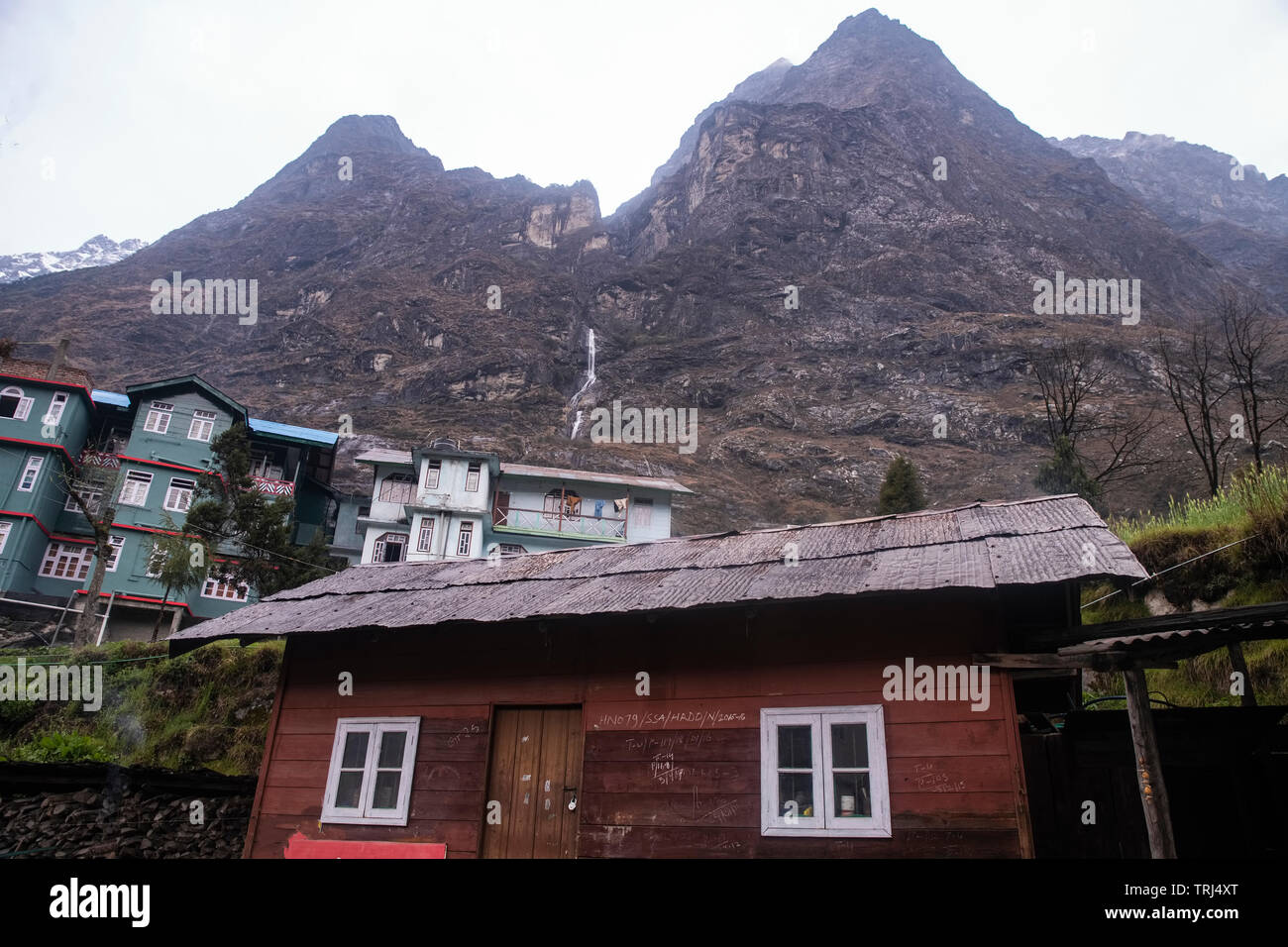 Lachung, Tal, umgeben von hohen, Berge, Wasserfälle, umgeben, traditionelle, verzinnten Häuser, modernen Gebäuden, Nord Sikkim, Indien. Stockfoto