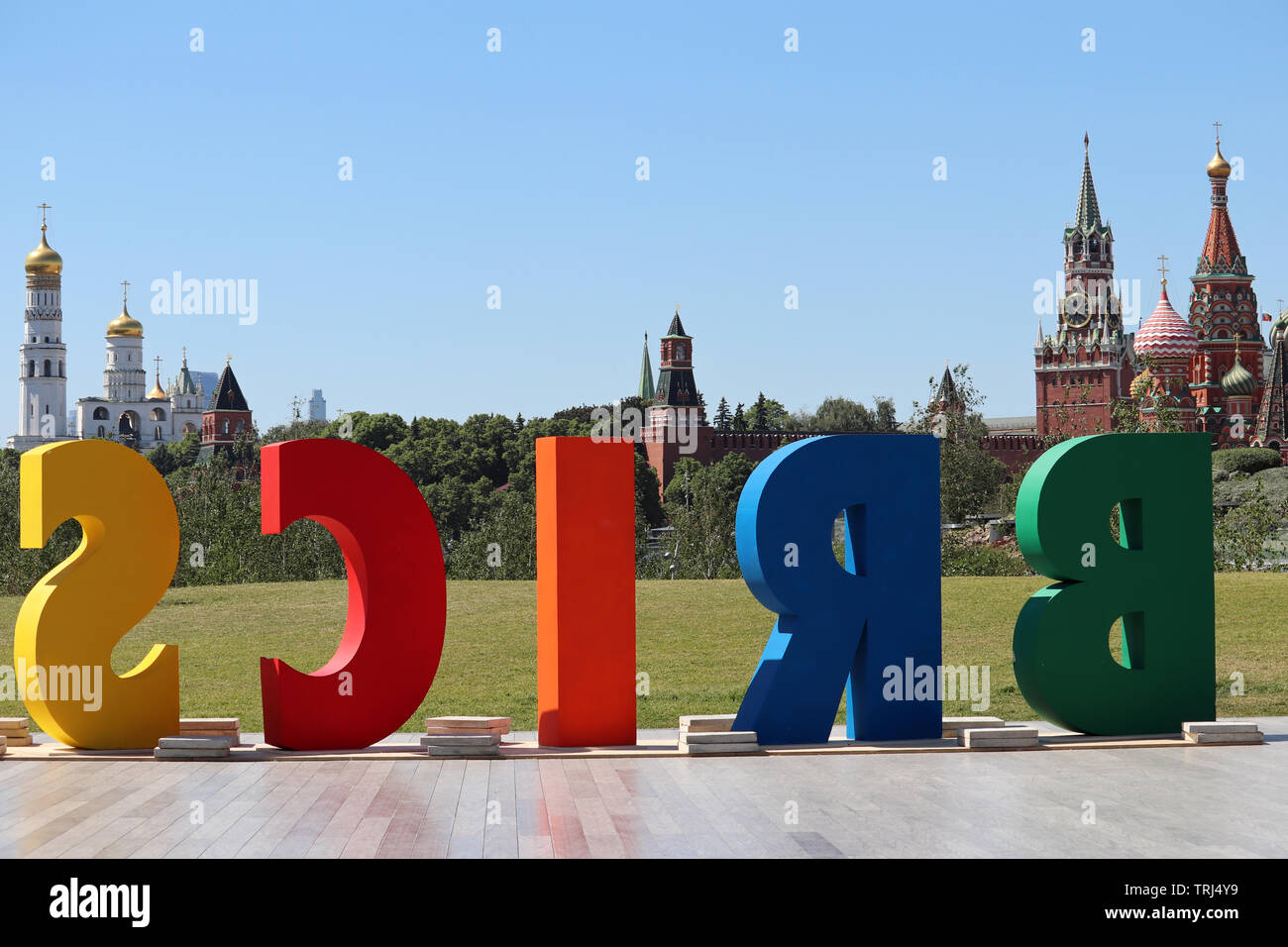 Buchstaben der BRIC im zaryadye Park installiert auf dem Hintergrund der Moskauer Kreml. Vereinigung von Brasilien, Russland, Indien, China und Südafrika Stockfoto