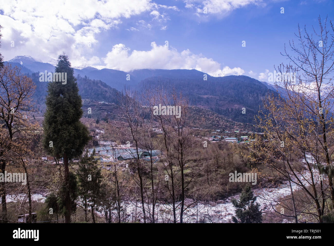 Panorama, Lachung, Tal, Fluss, in, Serpentin, blauer Himmel, weiße Wolken, im Frühjahr Saison,Sikkim, Indien. Stockfoto