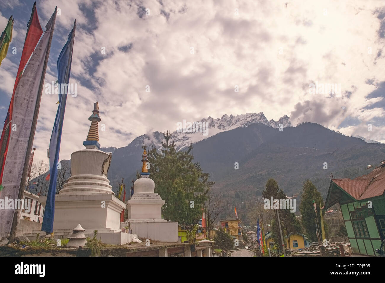 Lachung, Valley, chörten, schneebedeckte, Spitzen, Katao, Tal leben, Nord Sikkim, Indien. Stockfoto