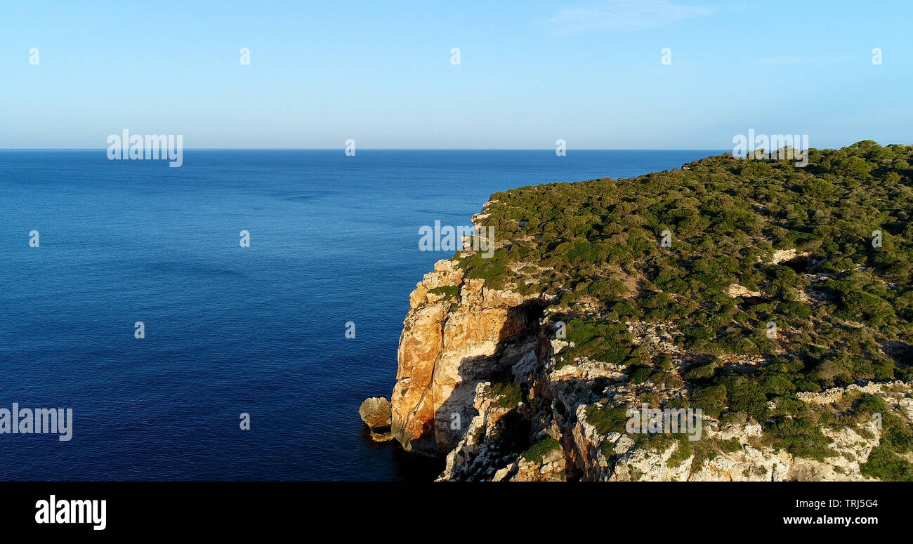 Cliff an der Spanischen Küste Stockfoto