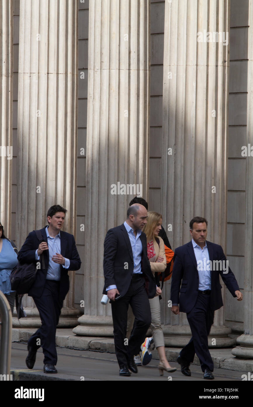 Stadt Arbeiter hinter Säulen der Bank von England, Threadneedle Street London, im Herzen des Geschäftsviertels von London, das Tragen von offenen Hals Hemden im Sommer Stockfoto