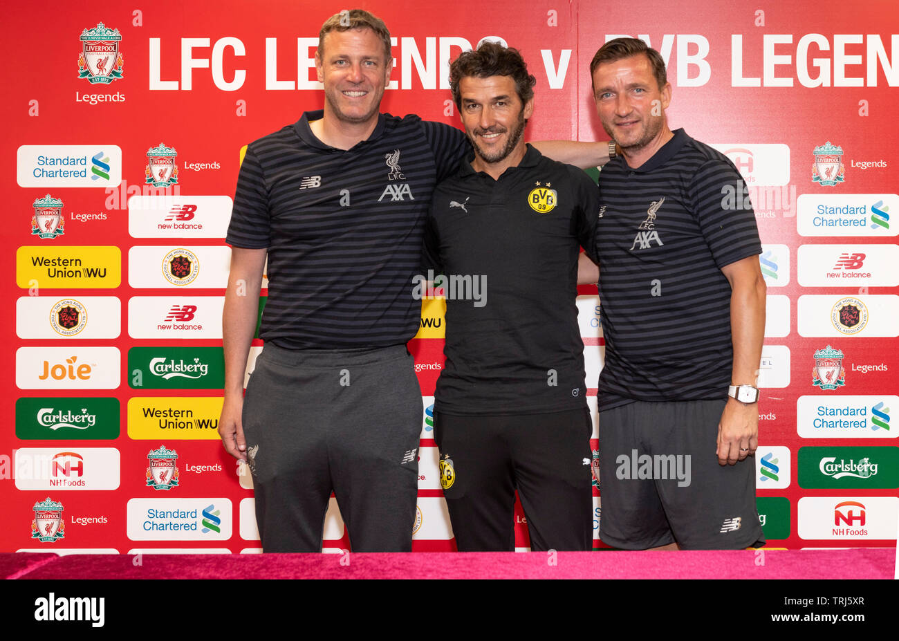 Pressekonferenz vor dem FC Liverpool Legenden Spiel gegen Borussia Dortmund Legenden an der Hong Kong Stadium, Vladimir Smicer (R) und Stephane Stockfoto