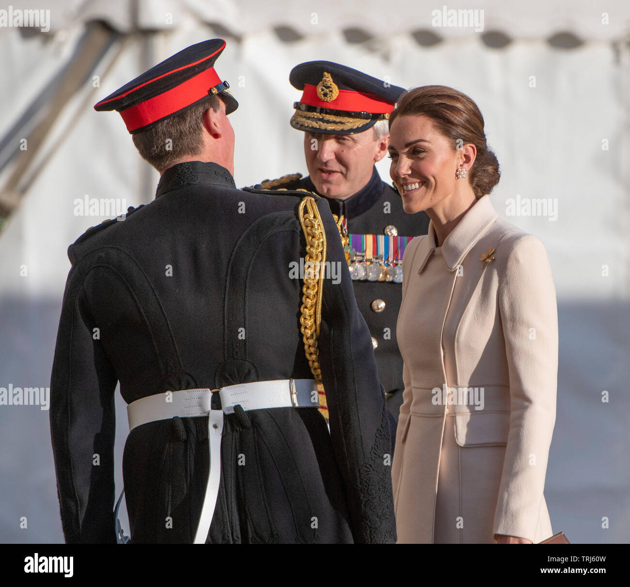 Horse Guards Parade, London, UK. 6. Juni 2019. Ihre königliche Hoheit die Herzogin von Cambridge nimmt an den jährlichen Haushalt Division der Britischen Armee Abend militärische Musik spektakulär, schlagen sich zurückziehen. Credit: Malcolm Park/Alamy Leben Nachrichten. Stockfoto