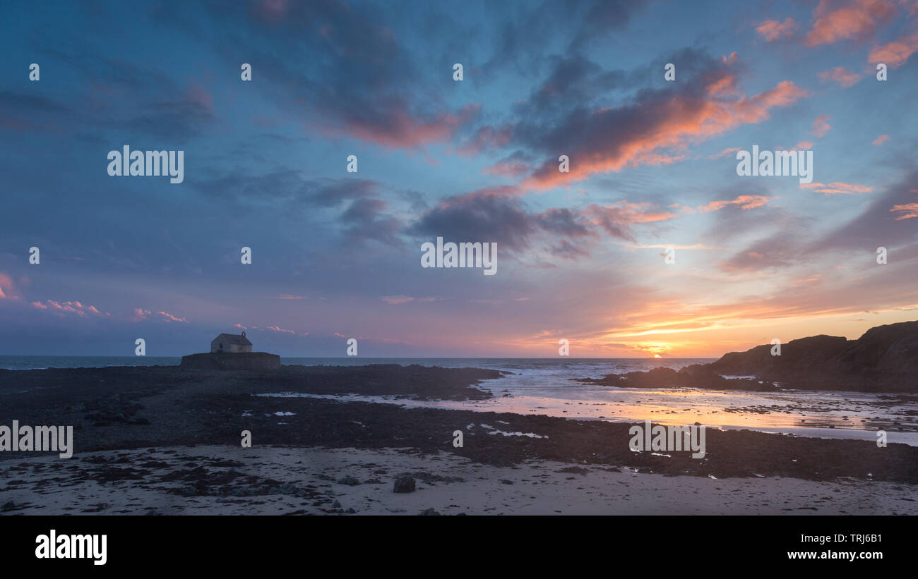 Anglesey, St. Cwyfan's Kirche, Sonnenuntergang Stockfoto