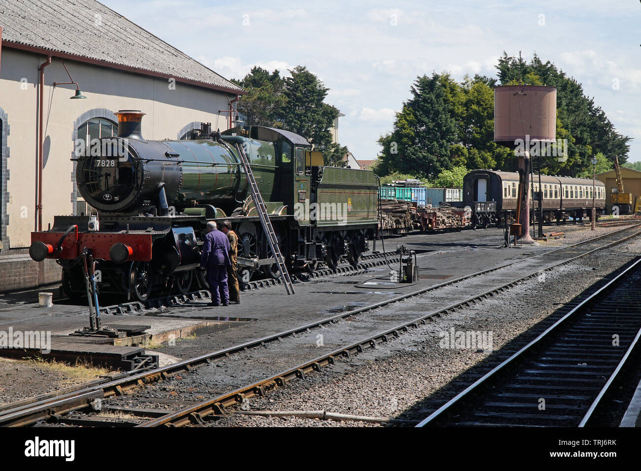 Freiwillige Helfer, die sich in der Odney Manor vintage Dampflokomotive der West Somerset Railway Stockfoto