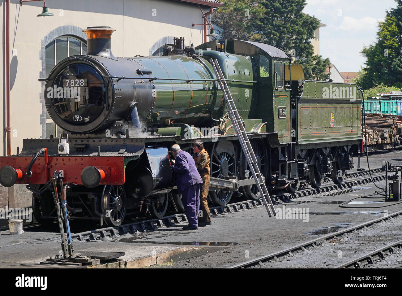 Freiwillige Helfer, die sich in der Odney Manor vintage Dampflokomotive der West Somerset Railway Stockfoto
